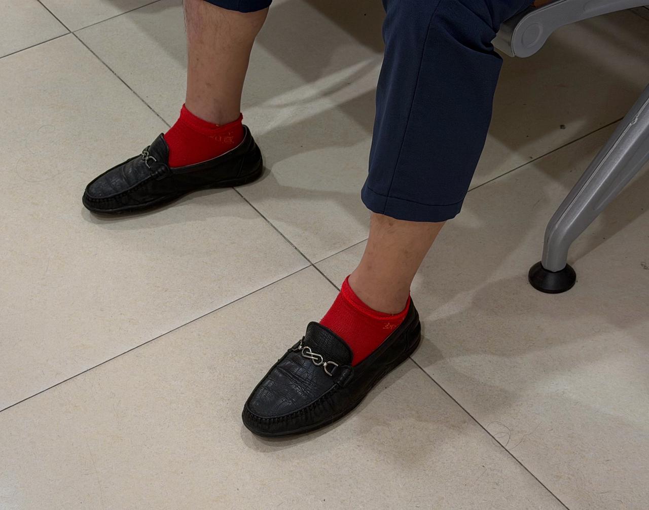 黑皮鞋，红袜子，拉风到满，巴黎时装也不敢这么搭，寮步人民牛的[赞][大笑]