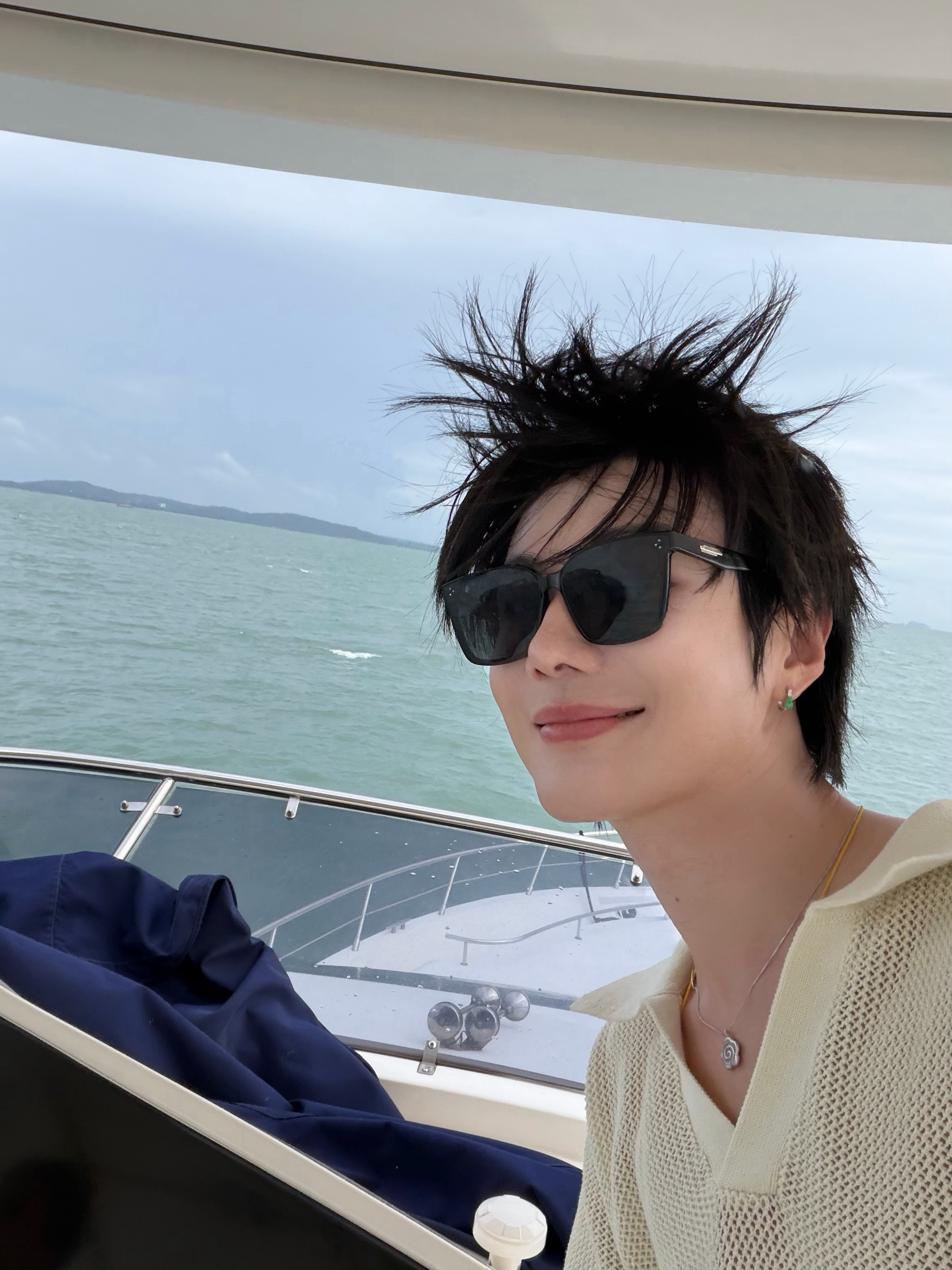 郝熠然6月plog六月奔赴海边开启自在海岛之旅，海风裹挟着松弛感扑面而来，肆意玩