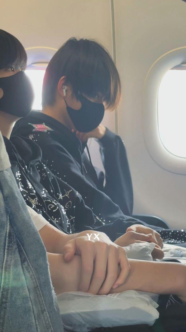橹瑞从重庆到北京，同一段旅程，同一份期待。他安静靠着窗，他悄悄握紧了手，不用说话