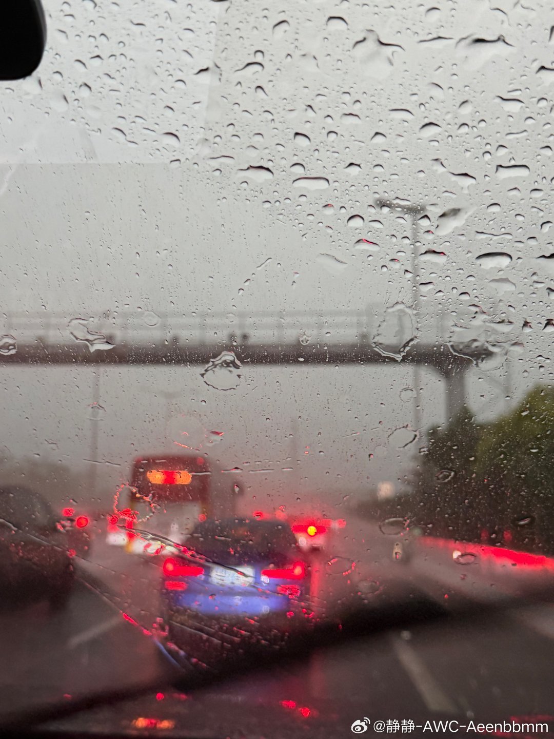 狂风暴雨了天这么黑可以下班了吧 