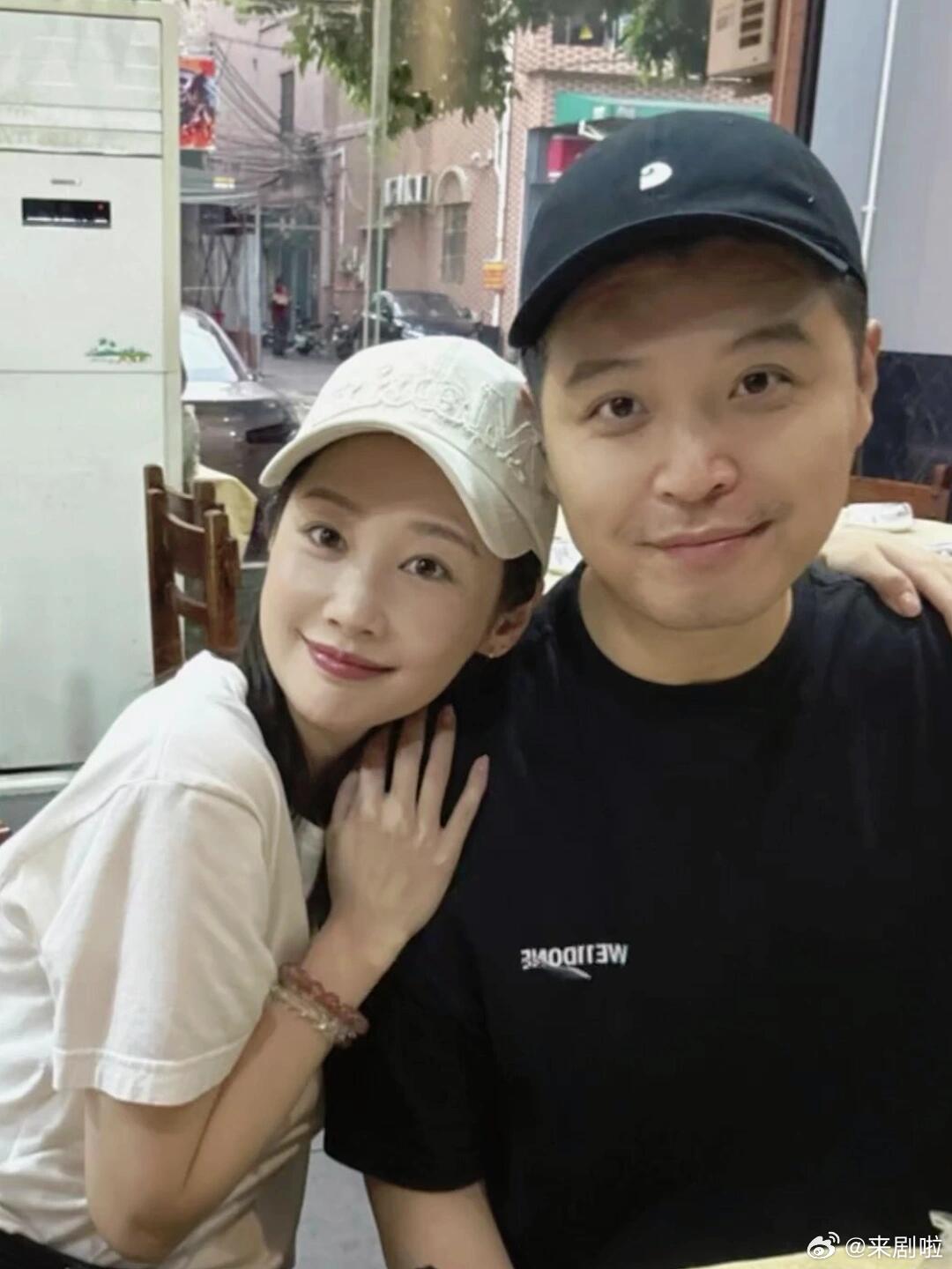 网友乌镇偶遇马頔李纯马頔李纯牵手去吃长桌宴路人镜头永远最真实！两人手牵手漫步乌镇