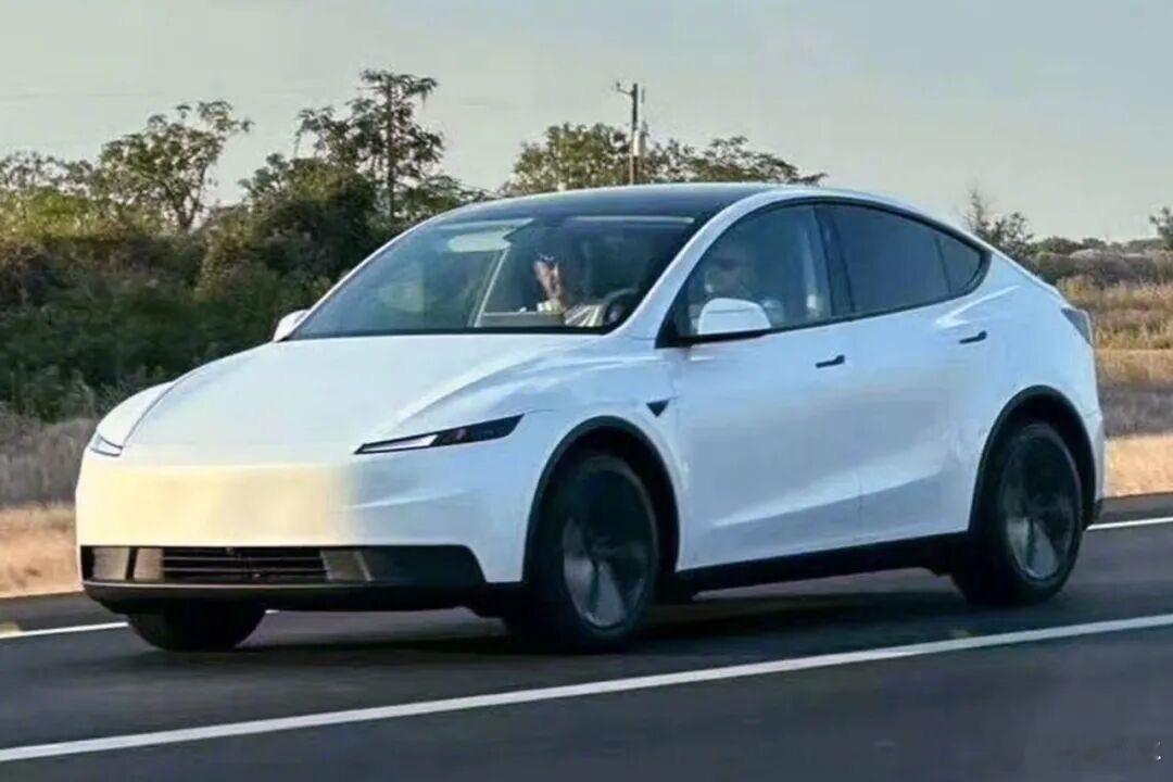 丐版特斯拉ModelY谍照曝光从陆续的爆料来看，特斯拉的刀法还是准的，简配Y砍配