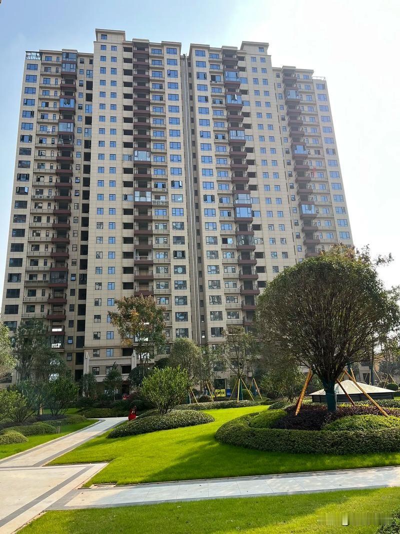 美国街头流浪汉扎堆，核心根源就是不合理的房产税制度。美国房屋虽是永久产权，但每年