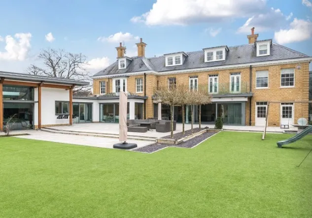 太阳报：费迪南德把名下豪宅挂牌出售，疑似永久离开英国