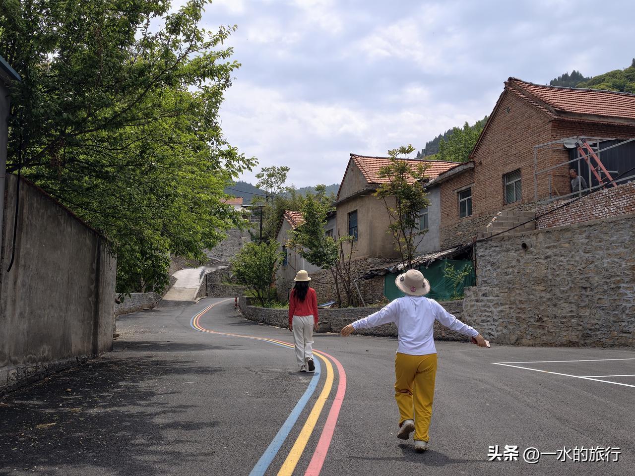 因为红叶，很早就知道，
淄博淄川有个网红古村石安峪。
	
每年10月中下旬，整个