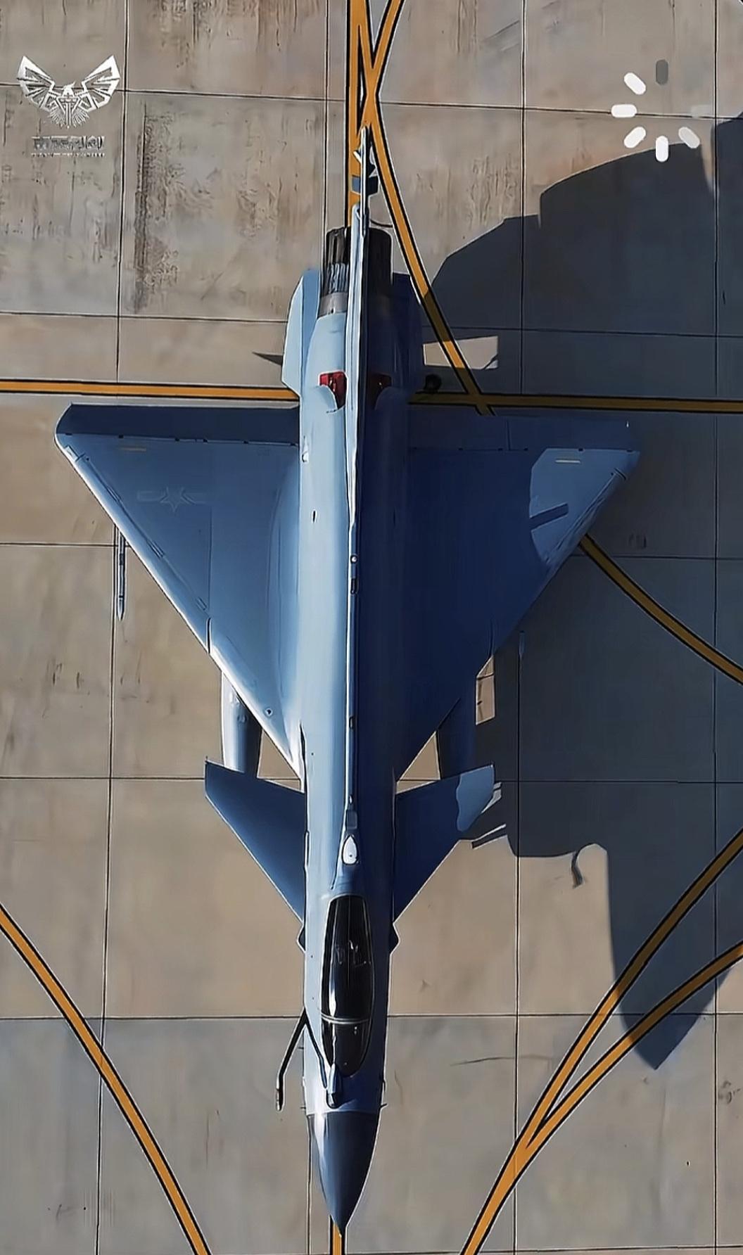 歼-10C战斗机在机场跑道上滑行起飞