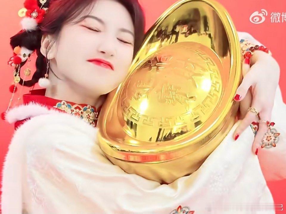 毛晓彤春晚舞台毛晓彤猫耳福娃小手办被毛晓彤猫耳福娃狠狠拿捏！义乌分会场《世界义乌