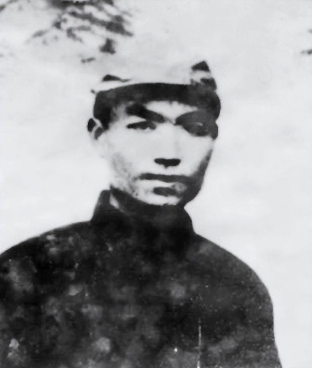 1955年评级，他建国后长期休养，没有军衔，没有工作。毛主席，周总理同时给出意见