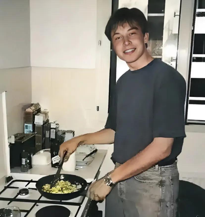 帅小伙貌似厨艺不错啊
估计你猜不出他是谁?这张照片是在上世纪90年代，他30多岁