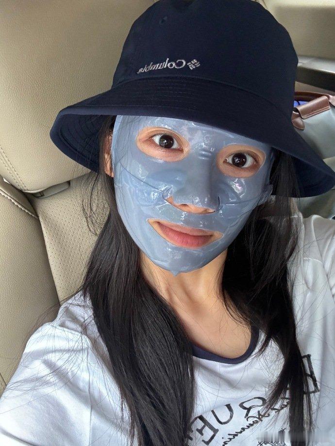 张婧仪戴帽子敷面膜张婧仪敷面膜照张婧仪在微博晒出敷面膜照，戴着帽子的造型，为她的