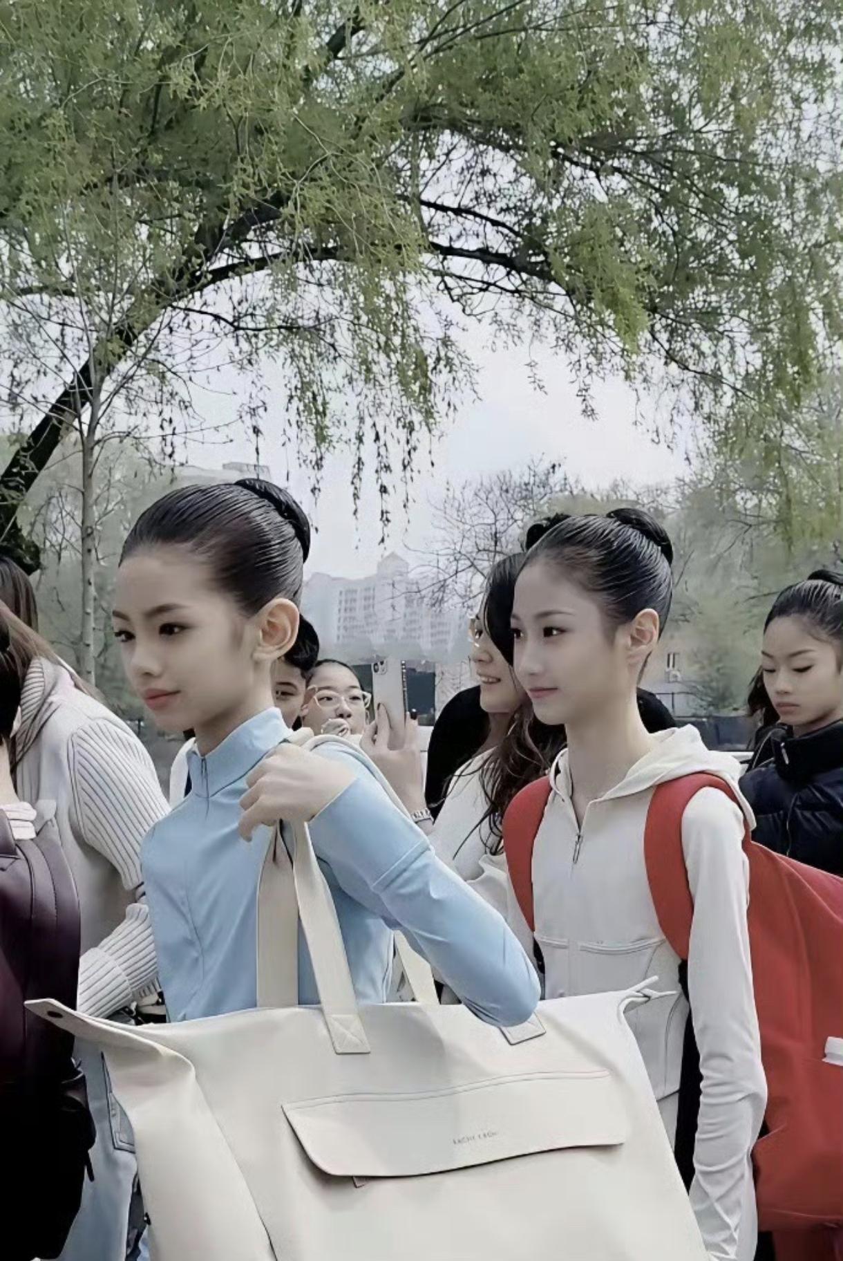 俩个娃娃脸的小美女在北京戏曲艺术职业学院现场。觉得不好看，不喜欢过于白幼瘦，过于