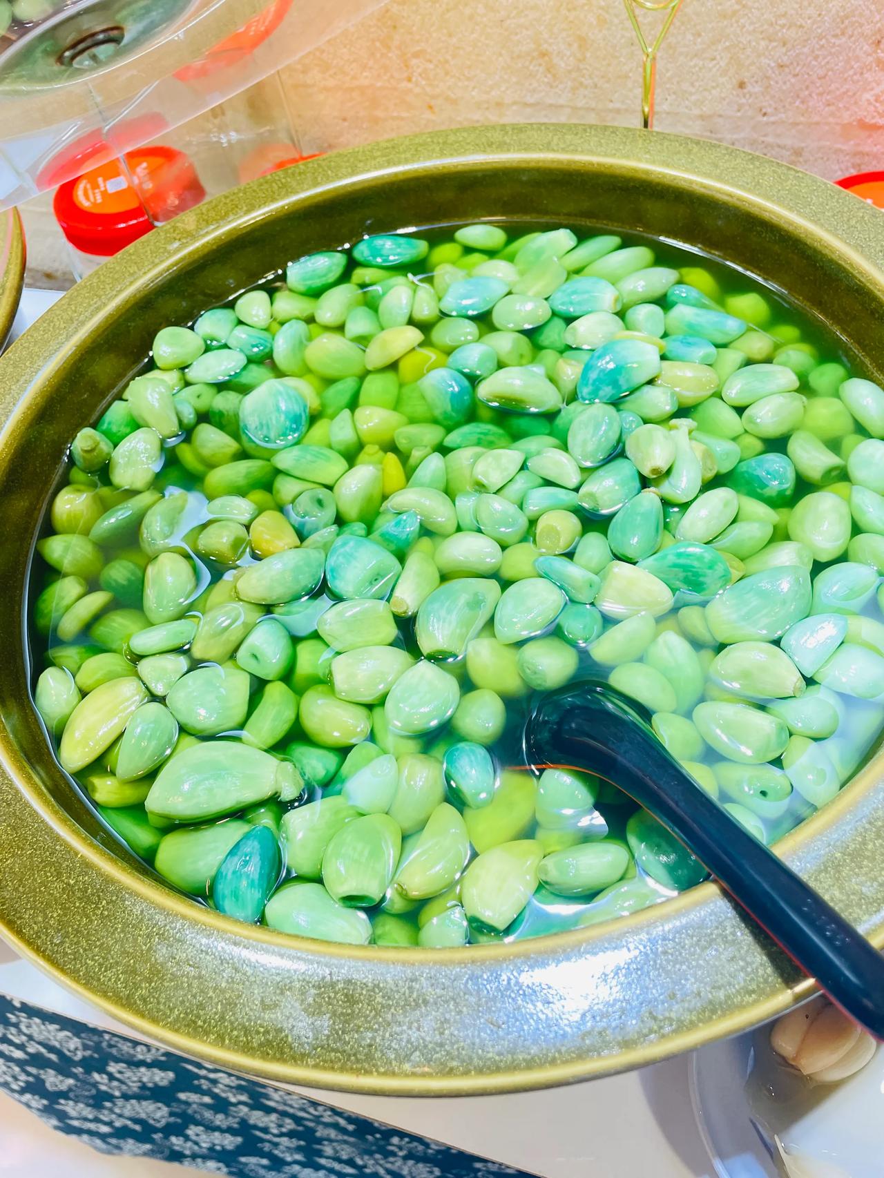 一进店，就能看到各种色泽诱人的泡菜腌菜，简直让人眼花缭乱。尤其是那绿色的腌大蒜，