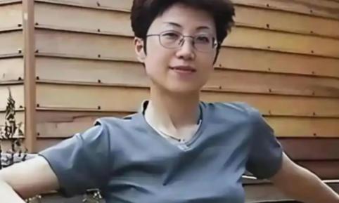 上一秒，她还是带着丈夫和5岁儿子准备返美的幸福妈妈；
下一秒，她在北京首都机场被