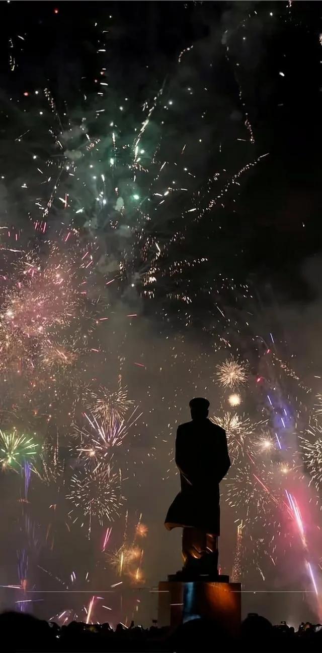 现在也只有人民解放军无时无刻不在遵照您老人家的教诲，坚持“全心全意为人民服务”，