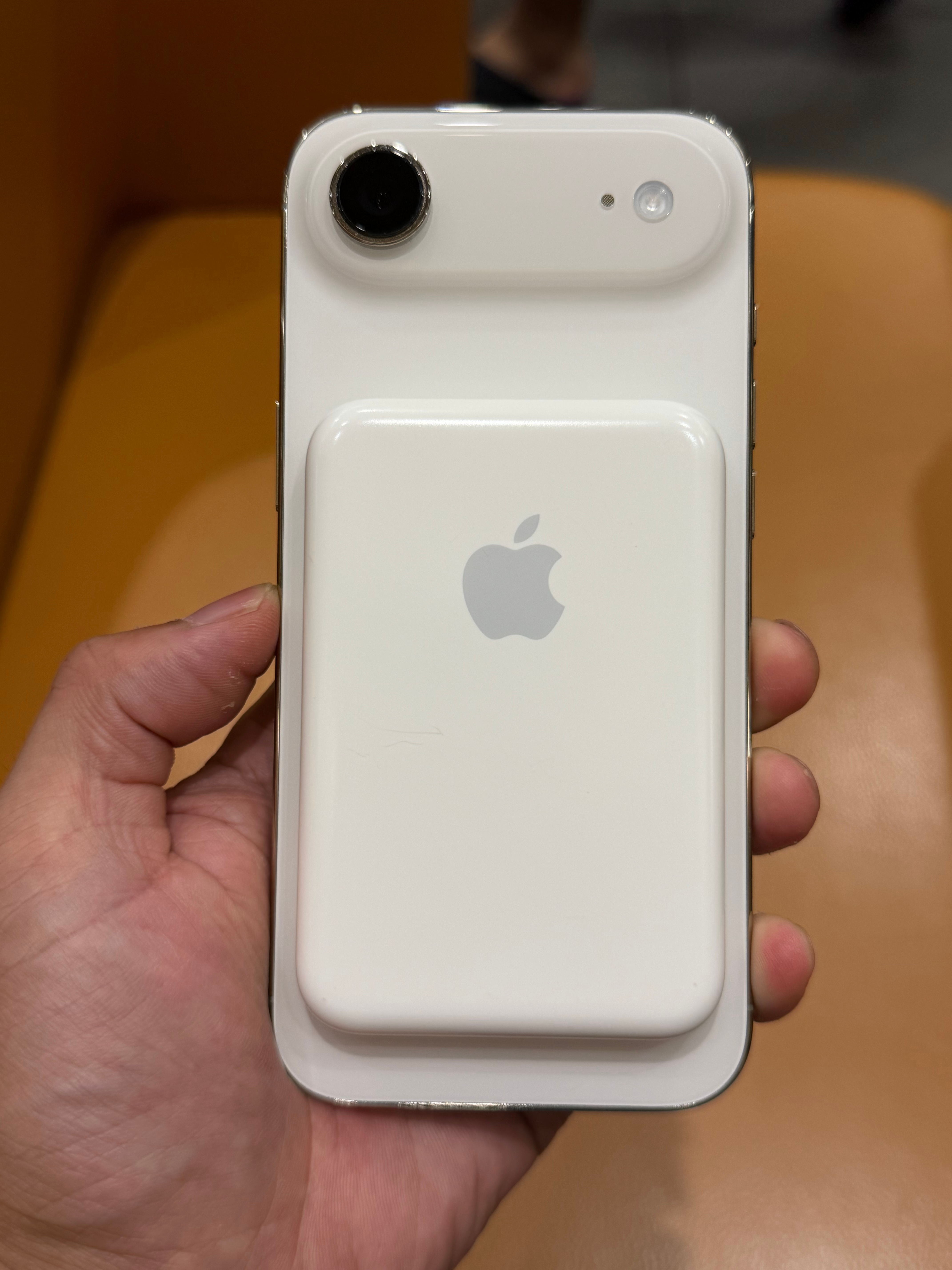 背上小书包的iPhone Air手感出奇的好