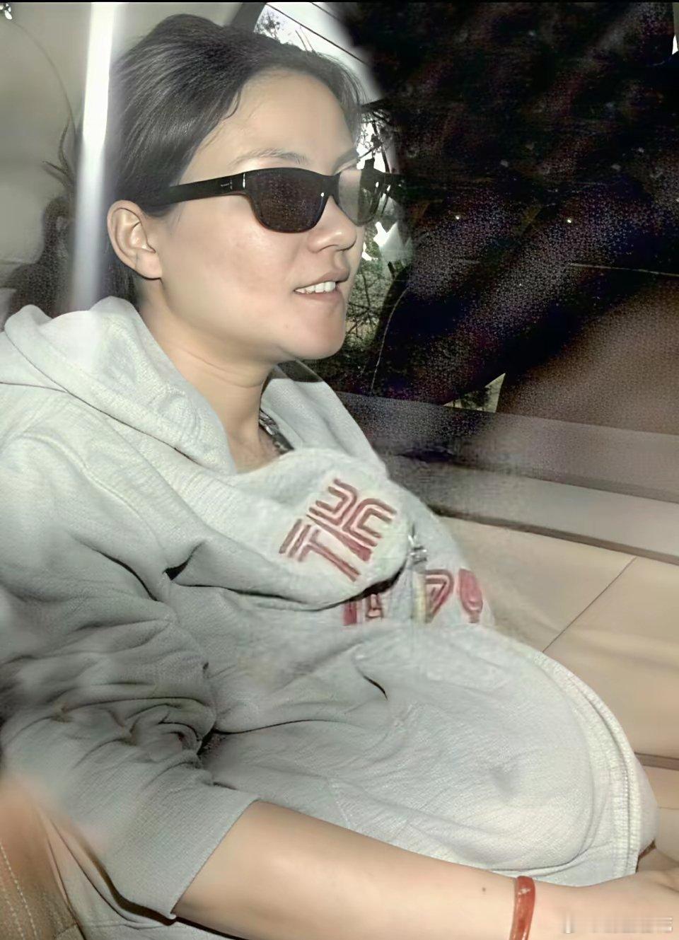 王菲当年与李亚鹏在一起怀孕时最接地气了吧！ ​​​