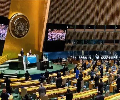 特朗普不赞同联合国总部从纽约搬走，还说自己能很容易解决联合国的欠费问题。他表示，