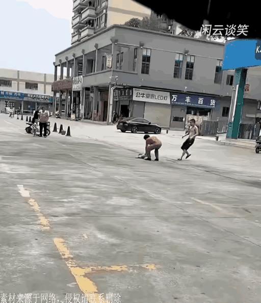 真看不了这个视频，太揪心了，这是孩子的什么人啊？这都杀人了，还不抓起来？杀人偿命
