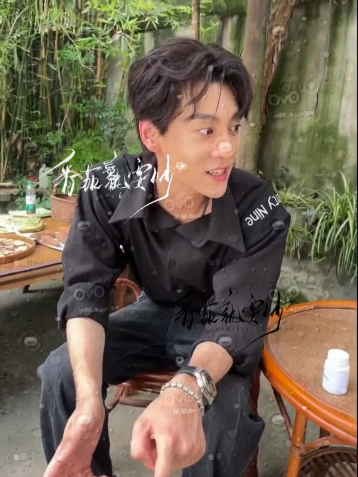 老爸和妈咪说什么呢！给闺女们也听听
