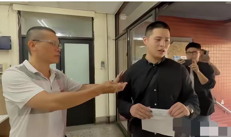 被大陆悬赏通缉 闽南狼今赴派出所“自首”

针对被大陆悬赏通缉，闽南狼今天（14