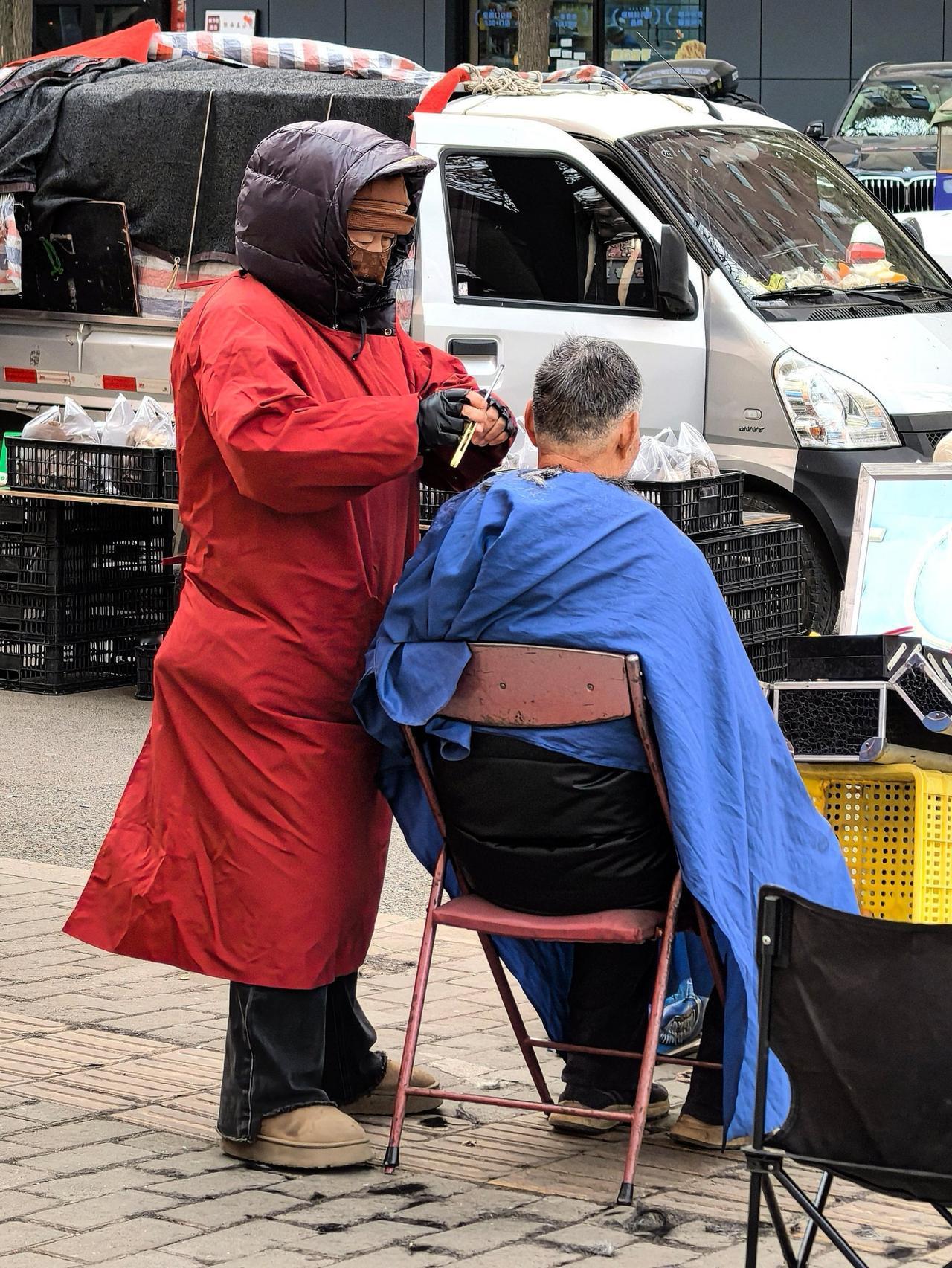 我所在的社区，正儿八经的理发店几乎都黄了，随之而来的是快剪的兴起。

  以前我