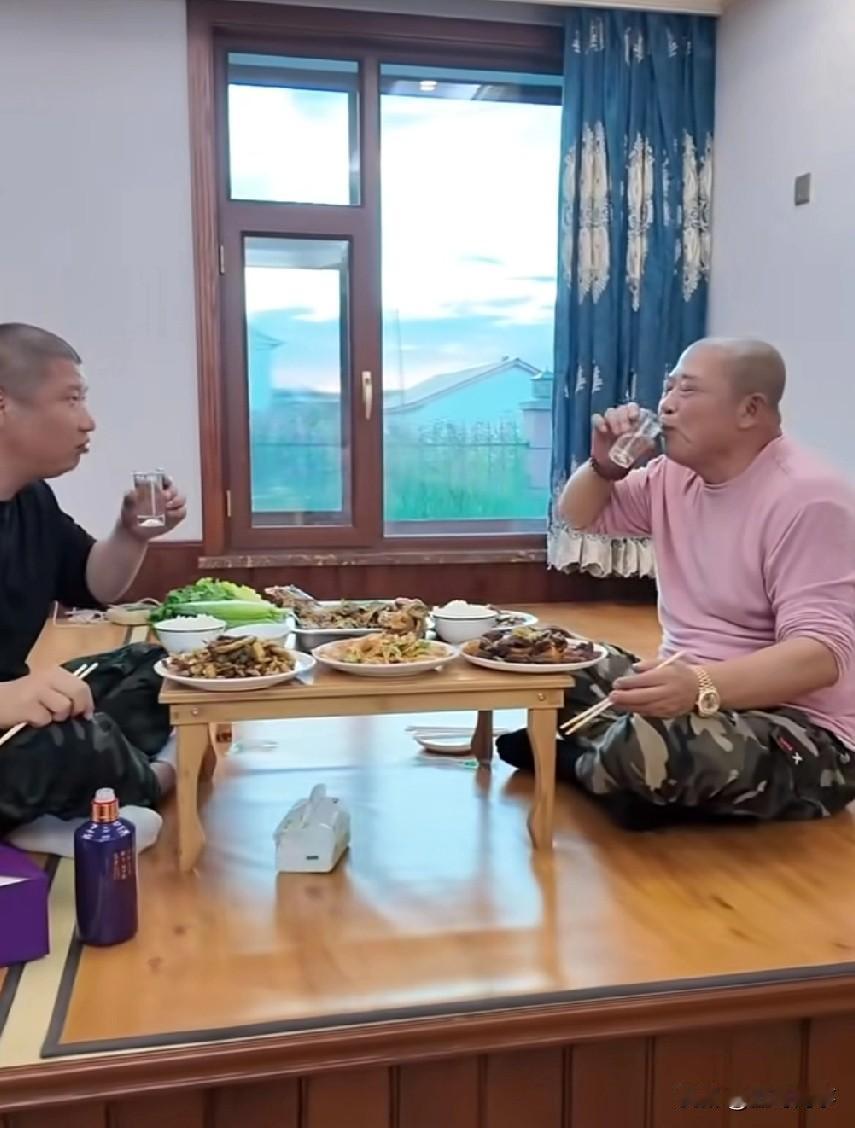 二驴和驴爸爷俩父子局喝酒交心，二驴问驴姐啥时候能上桌？驴爸直言让驴姐上桌，我俩都