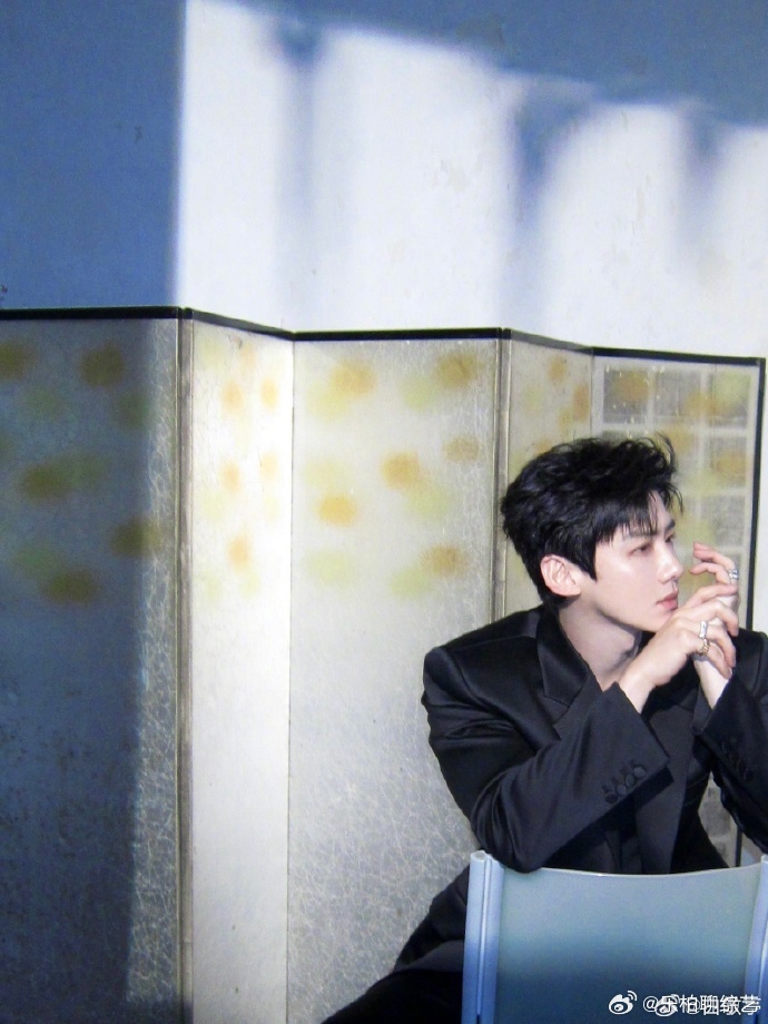 白敬亭男模级别  白敬亭这个腿长简直就是把我看的都冒出了星星眼了呀，这完全就是男