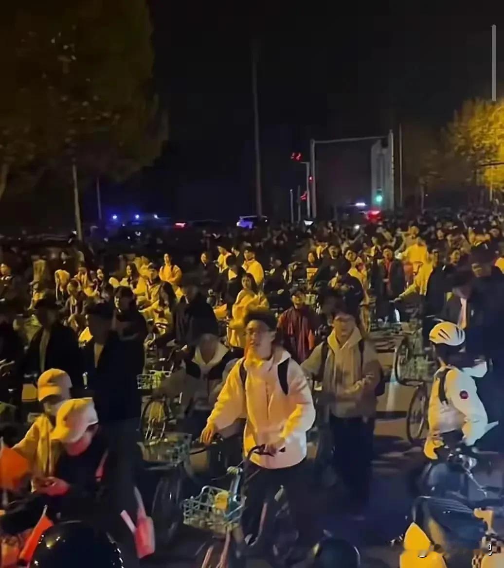 想不明白了，
20万大学生深夜骑共享单车，去开封干嘛？
原来就是为了吃灌汤包，