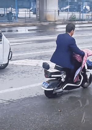 实在人！都没戴头盔跑过去干啥呢，我还以为地上打滑呢！[捂脸]