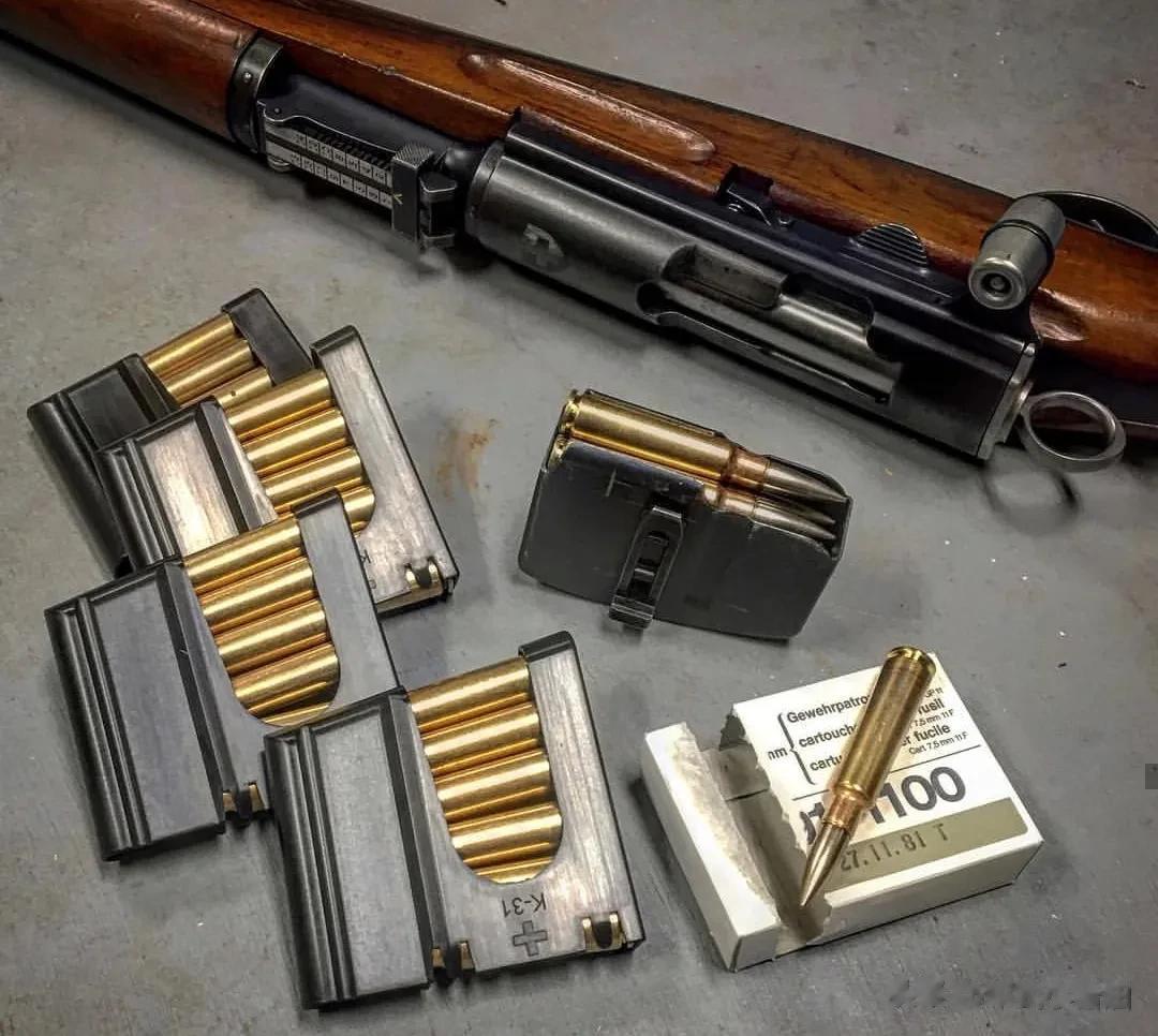  K31是一种采用直拉式枪机和弹匣供弹的栓动式步枪，同回转式枪机不同，射手只需要