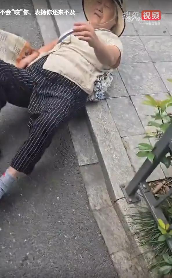 浙江杭州，一位九旬老奶奶跌倒路边挣扎许久爬不起来，骑车去医院体检的小伙路过时决定