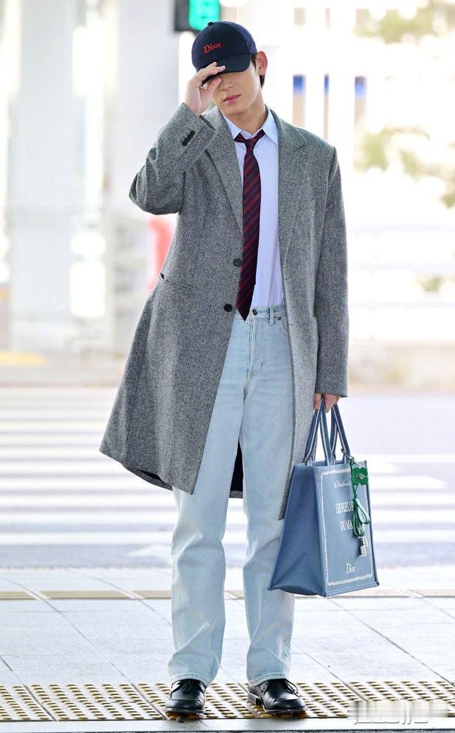 【naver综合】19日上午，SEVENTEEN金珉奎经由仁川机场飞往法国巴黎参