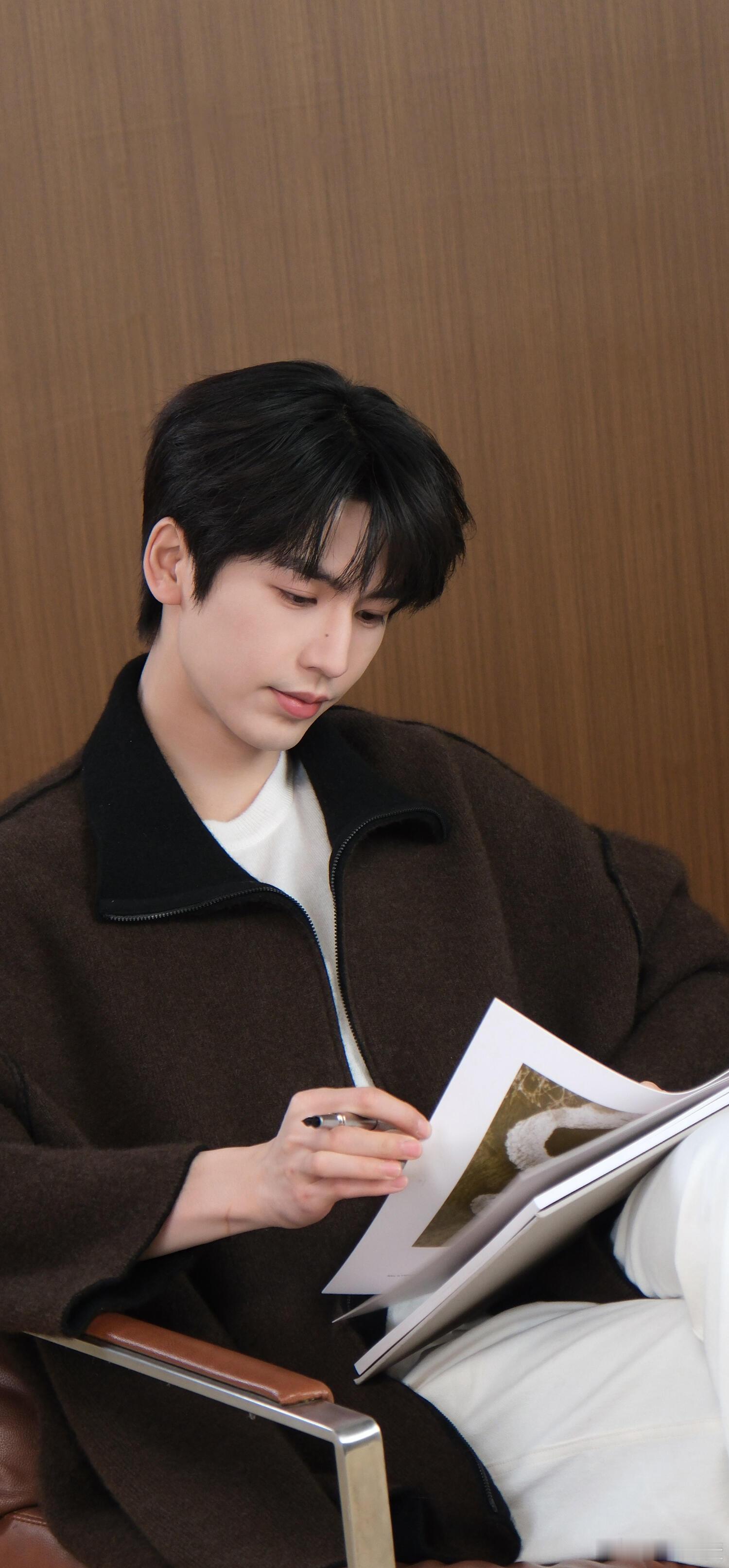 张凌赫  张凌赫竖屏壁纸 广告片修图No.54随意拿，纯手工p图精修调色张凌赫