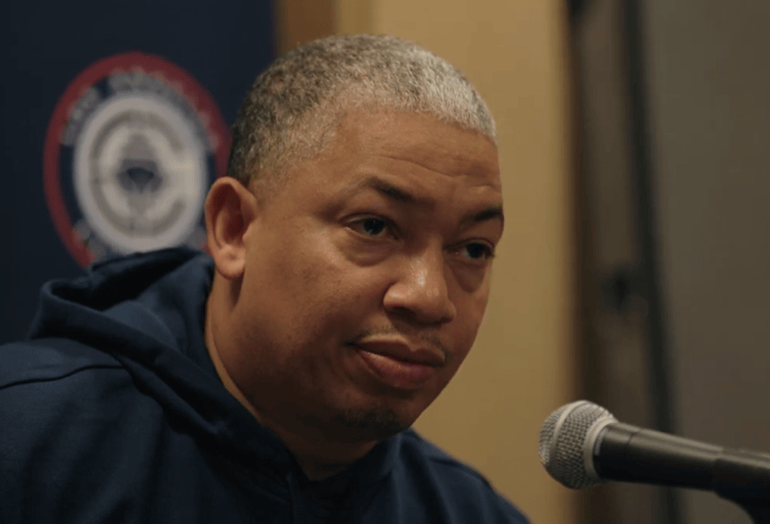 谈到快船战绩已超过五成胜率3场时，泰伦卢：“最重要的是伦纳德的健康回归。还有我们