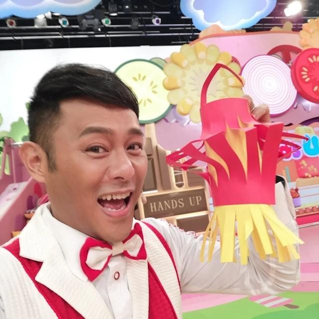 于80、90年代担任TVB儿童节目《闪电传真机》主持的伍文生（文生哥哥）在200