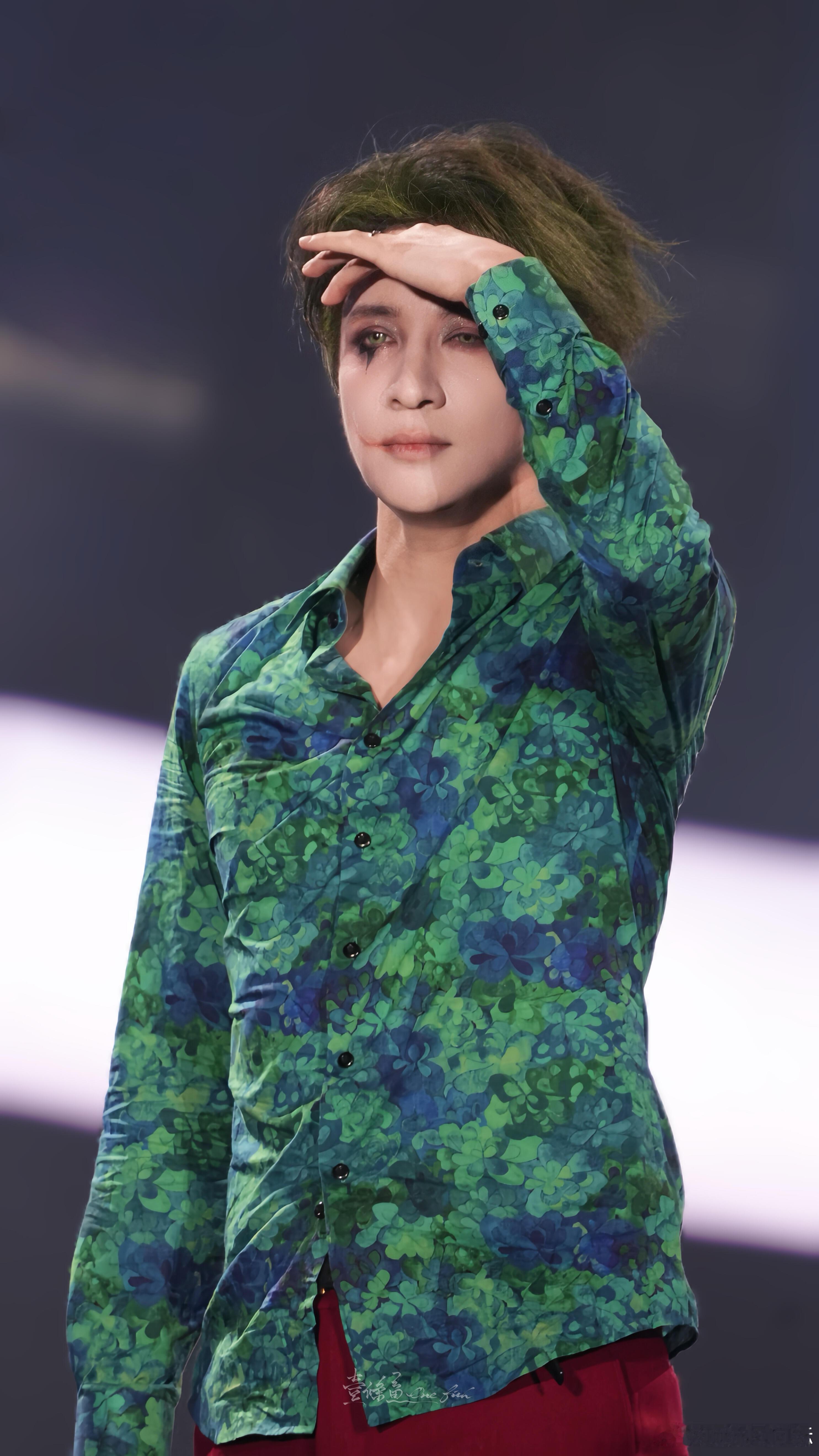 薛之谦 摄影老师不要随便上台薛之谦站在台上第一反应不是表演，而是先帮粉丝扫清视线