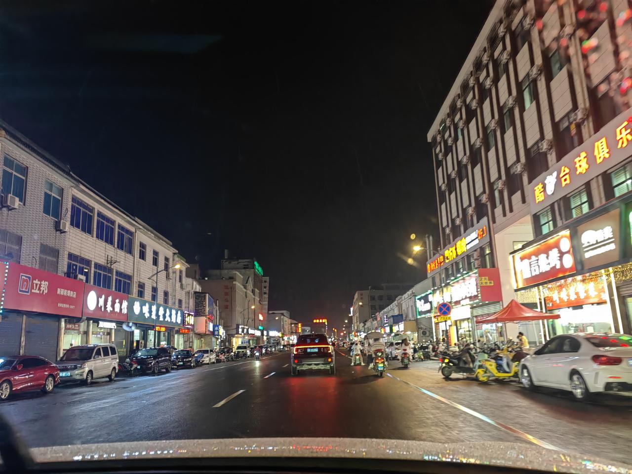 台风边缘的夜前黄。江南旧镇，两边都是各式外地小餐馆。