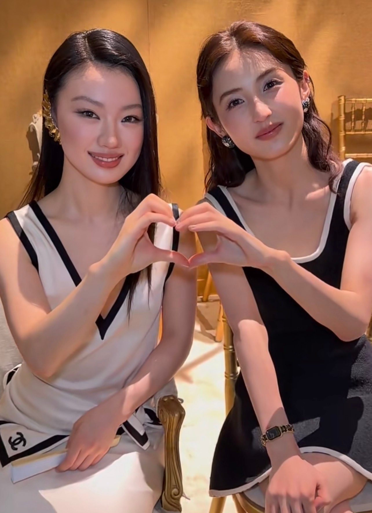 张子枫单依纯比心很美的同框，支持