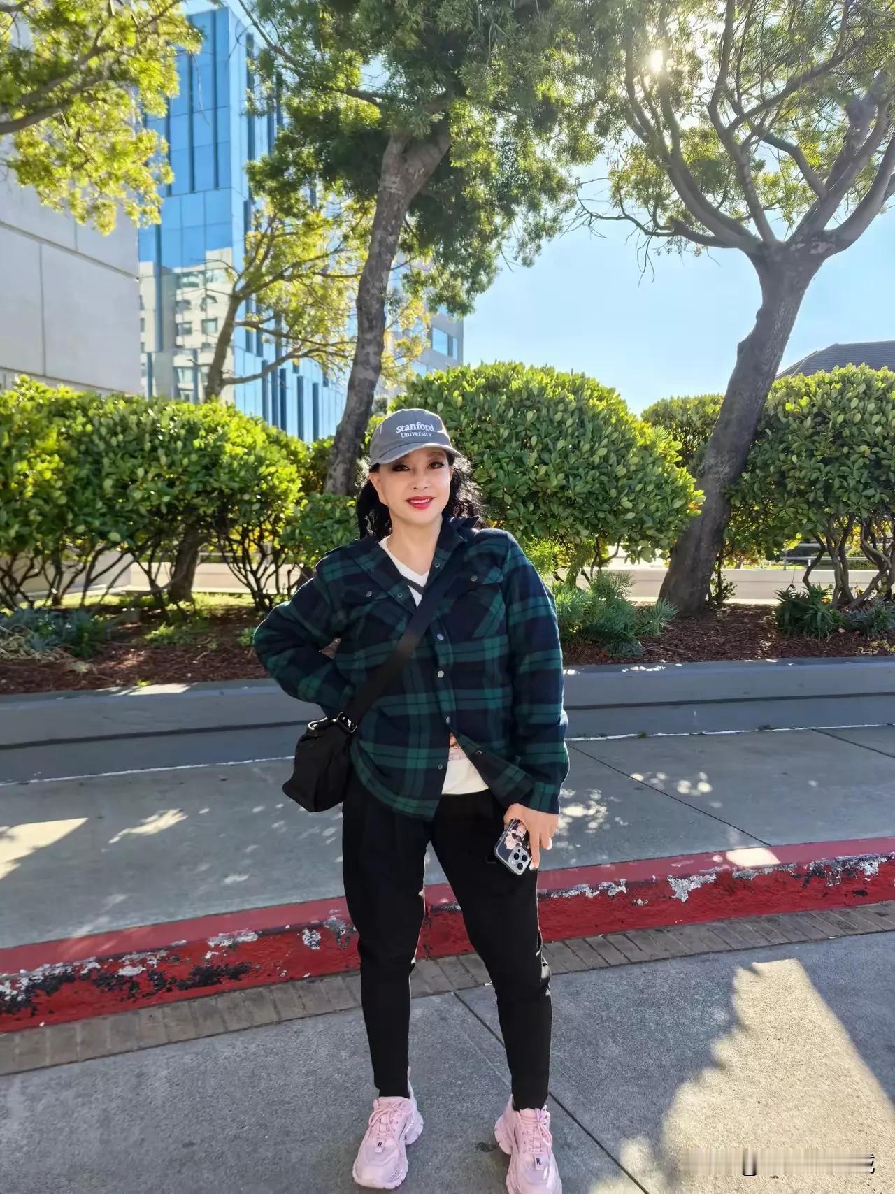 刘晓庆七十五岁老大妈，仍然活跃在最火爆的网络世界里，声称：即使世界偶尔凉薄，内心