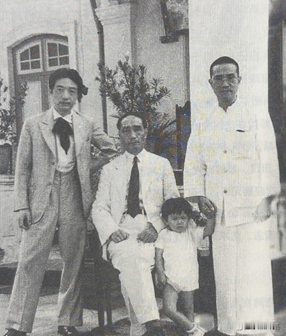 20世纪40年代，徐悲鸿（左一）与黄孟圭（中）、黄曼士（右一）合影。早在1925