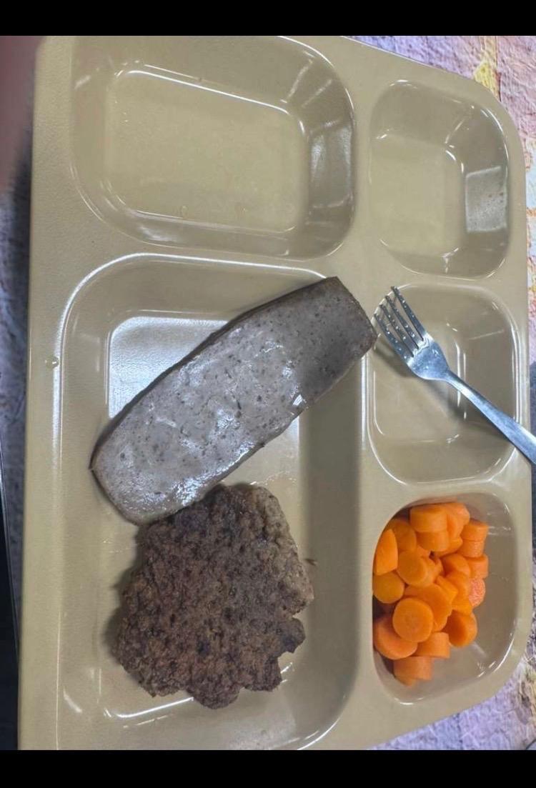 这是美国海军“亚伯拉罕·林肯”号航母上一位服役人员发给家人的晚餐照片，餐盘里有一