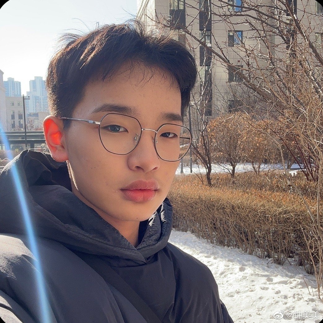 钟美美带着伤痕依旧活得自洽他不回避过去的阴影，但也不整天挂嘴边。该说说该笑笑，没
