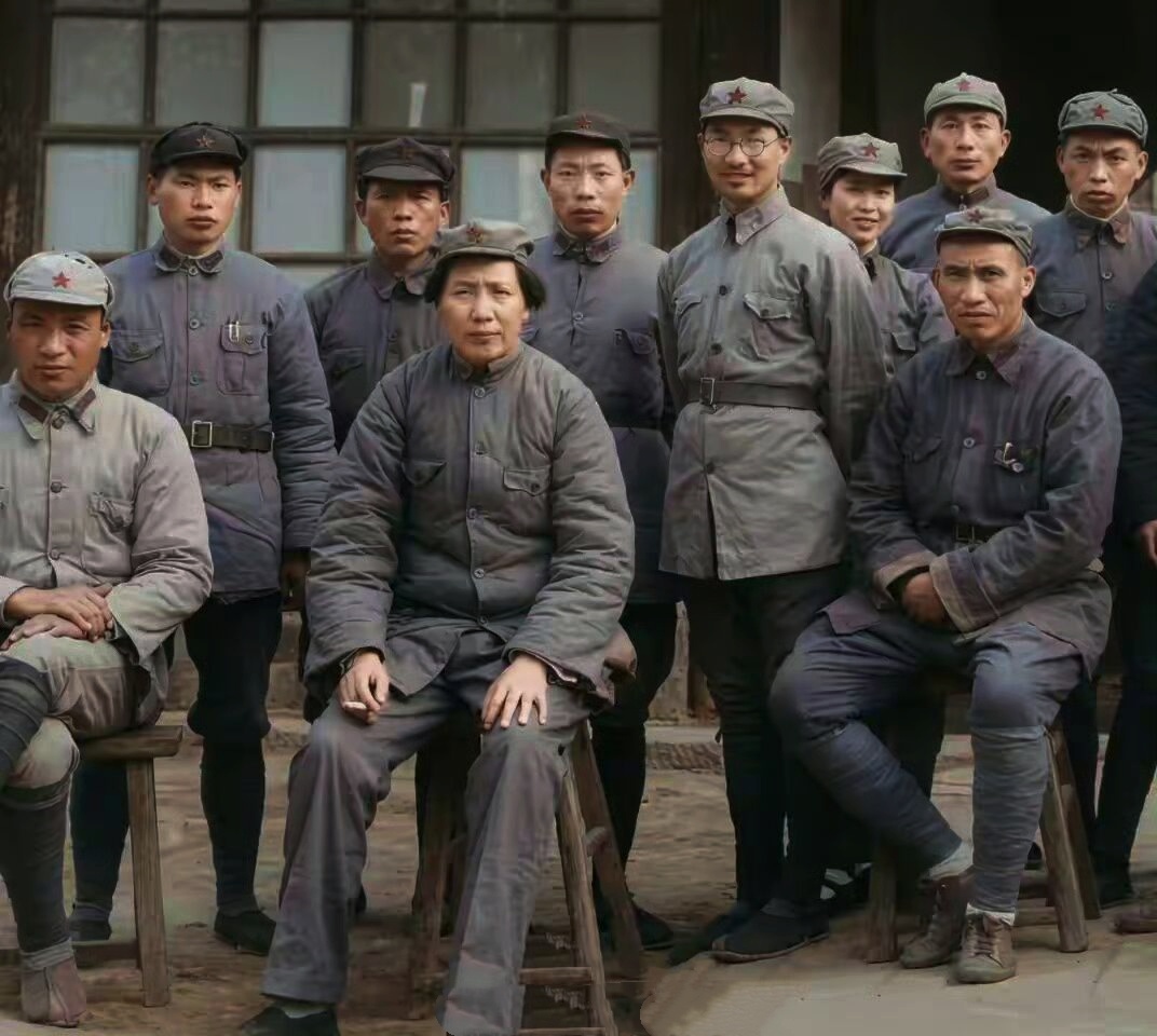1936年延安！毛主席到达陕北不久，当时条件太差，但每个人脸上布满坚毅…