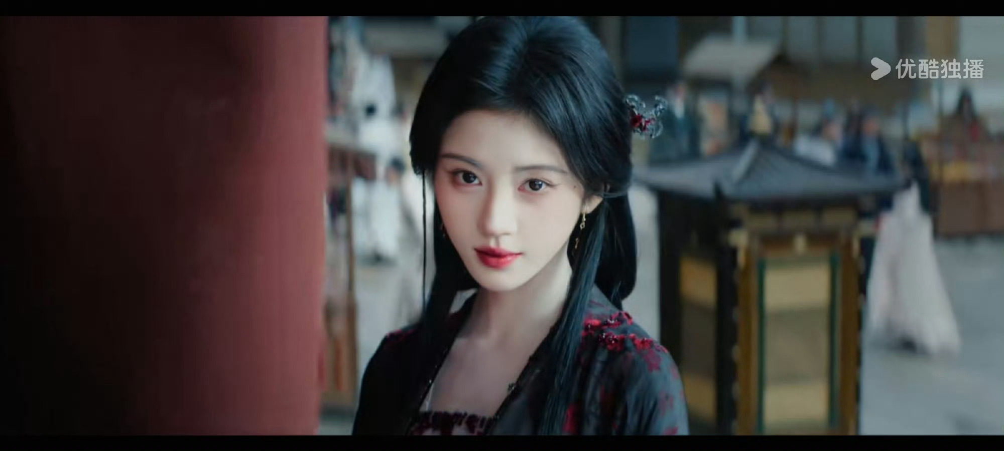 月鳞绮纪开播看了10多分钟，画面舒适，节奏比之前四的剧要快，有悬念有笑点，鞠的声