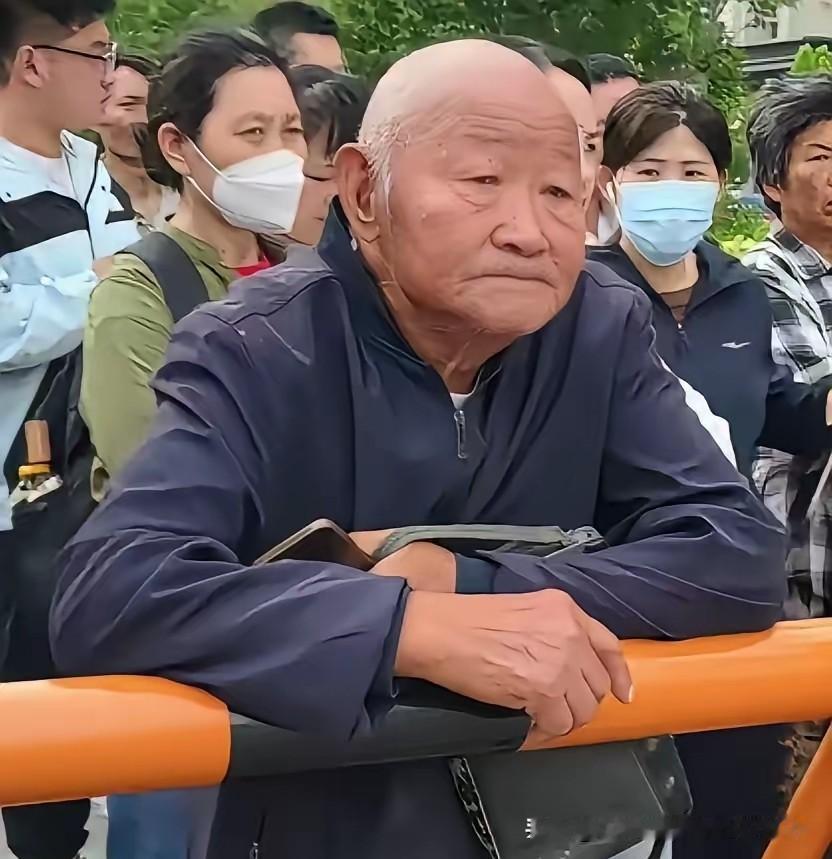 77岁爷爷独自送孙子高考，一幕看哭无数人
 
77岁爷爷送孙子参加高考。谈起孙子
