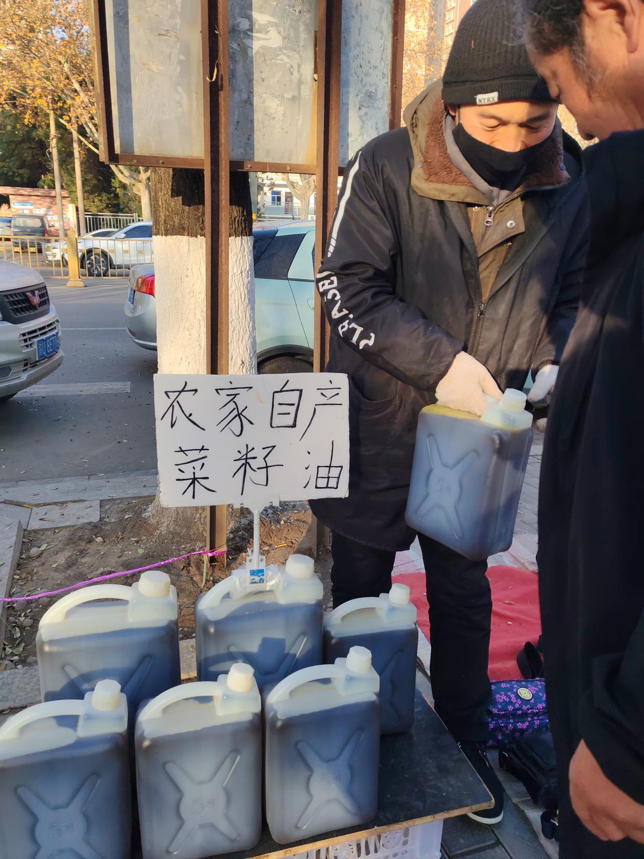 这是一种新现象
12月14日，陕西西安。我今天早上路过市场，发现这家小摊的生意突