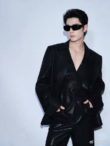 肖战深v皮革内搭肖战皮革紧身衣肖战皮革紧身衣帅成啥了 