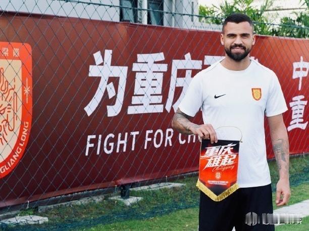 重庆铜梁龙签下巴西中卫卢康…重庆铜梁龙官方宣布，俱乐部签下巴西中卫卢康。卢康，3