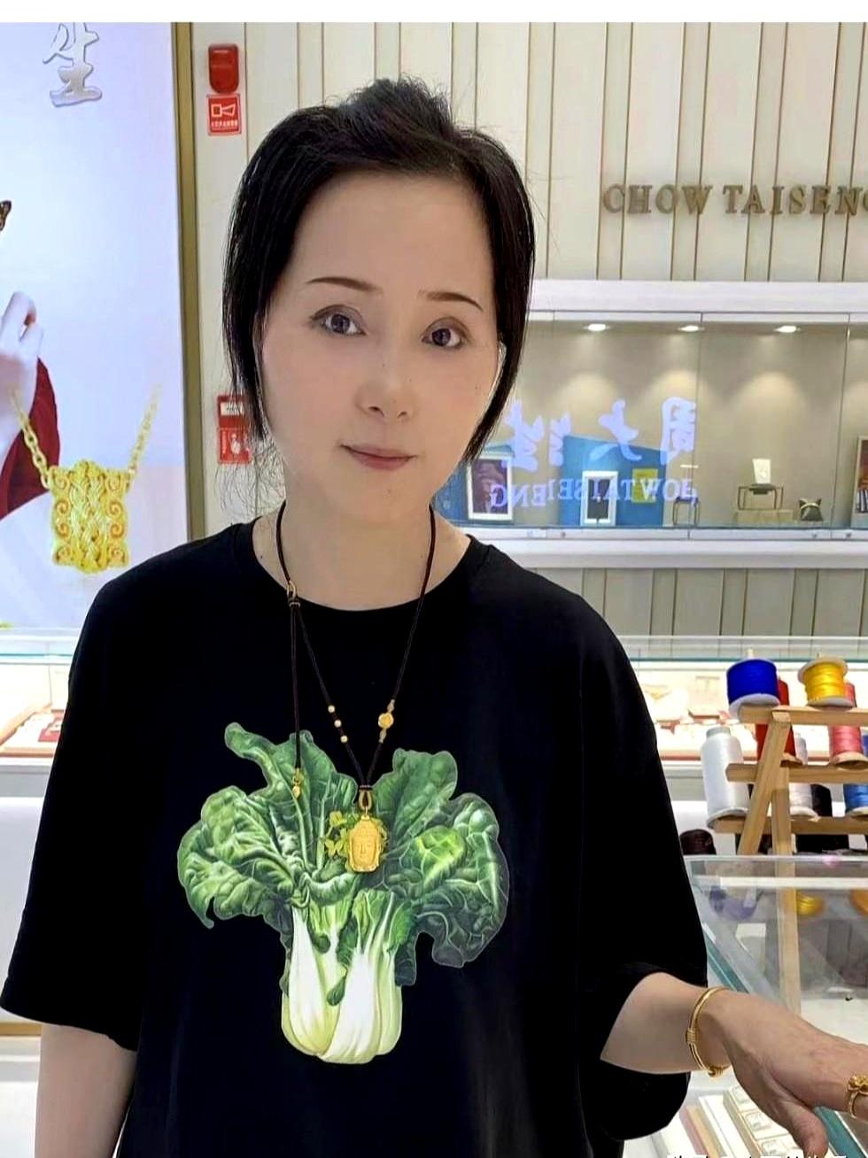 湖北武汉的王大姐最近火了：400块的黑衣穿6年，不涂护肤品，日子却过得比谁都舒坦
