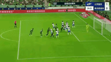 李昊这乌龙球有点冤！其实跟他的关系真不大！
他是正常扑救，球角度太刁，他扑不到很